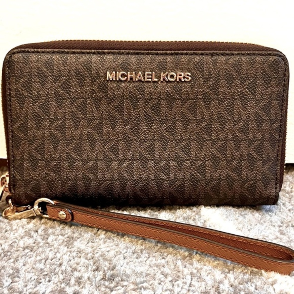 Like New Michael Kors signature full zip wallet/wristlet 🤎💛